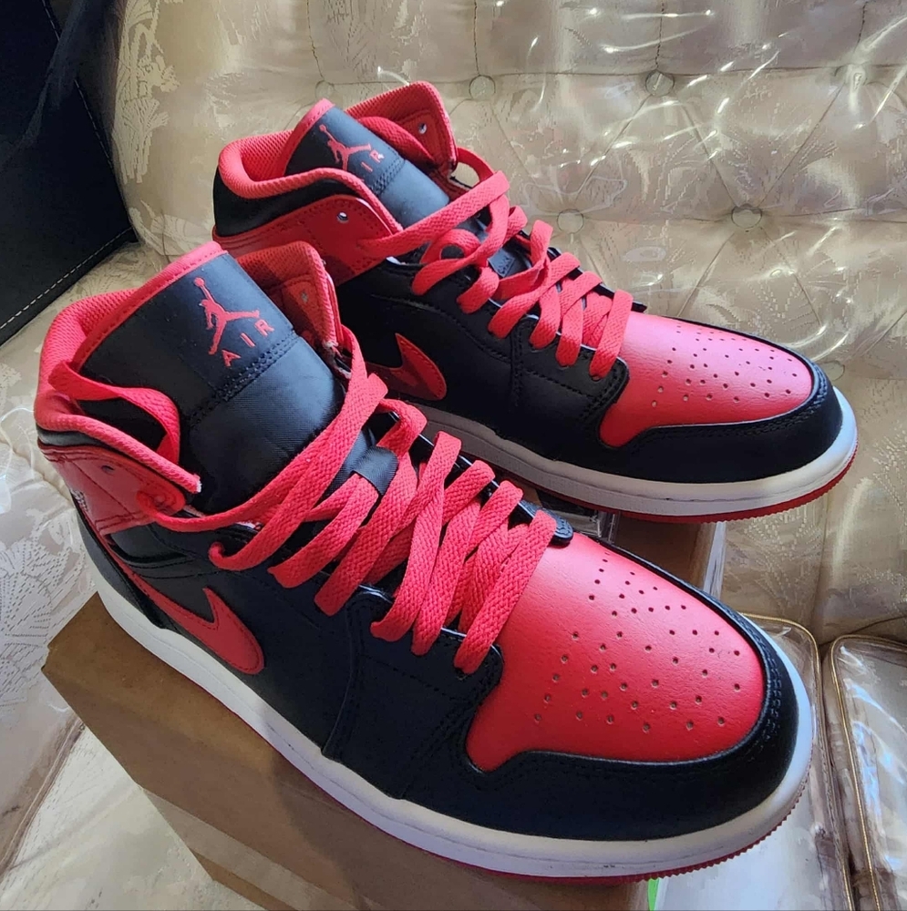 Air Jordan 1 Mid Sneakers Mens Size 8.5 (2022)